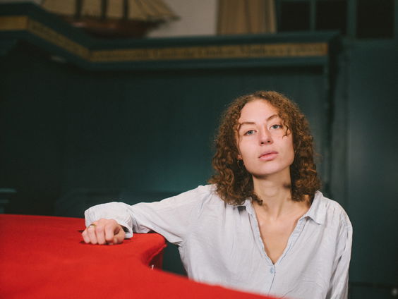 Componist Sarah Neutkens (22) kleurt buiten de lijntjes: "Ik hou niet van regels en dogma's"