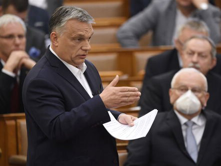 Orbán zet parlement buitenspel