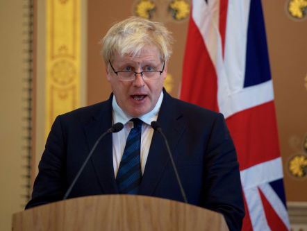 Boris Johnson zaagt aan stoelpoten premier May