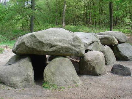 Een hunebed is geen klimrek!