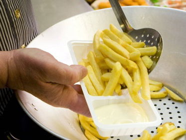 Wit plastic frietbakje maakt plaats voor verpakking van palmblad of bamboe