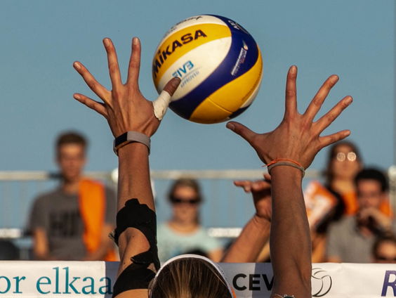 Debora Kadijk en Raïsa Schoon over beachvolleybal