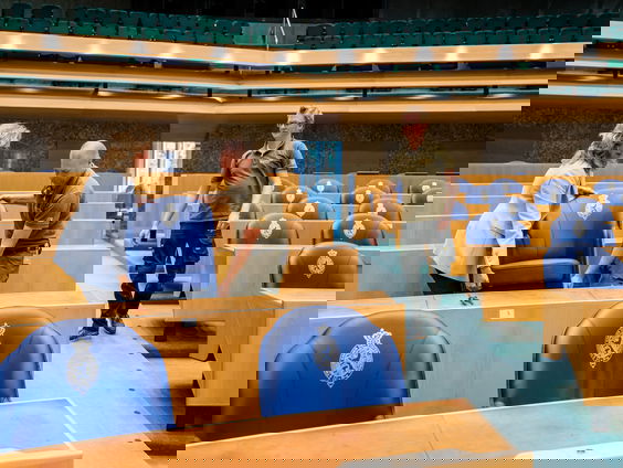 Kamervoorzitter Vera Bergkamp neemt afscheid van het oude parlementsgebouw