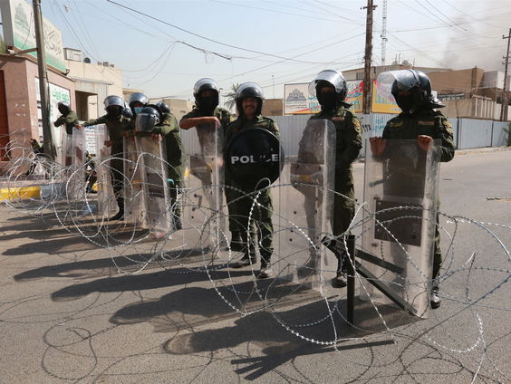 Koerdische kemphanen rollen over straat