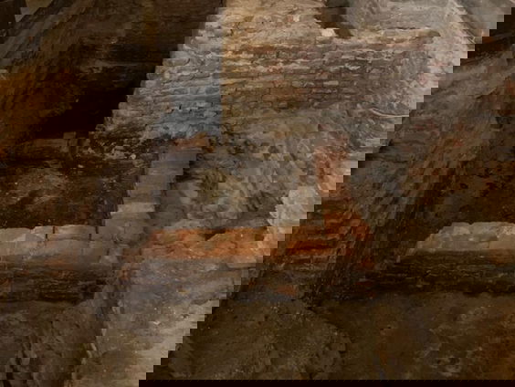 Muurwerk uit de 13e eeuw gevonden bij verbouwing Binnenhof