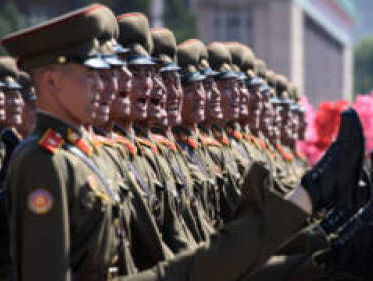 Militaire parade in Noord-Korea, zónder de modernste wapens