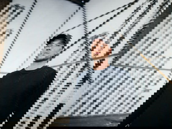 Kunstenaars met wortels in graffiti-cultuur exposeren in glasfabriek