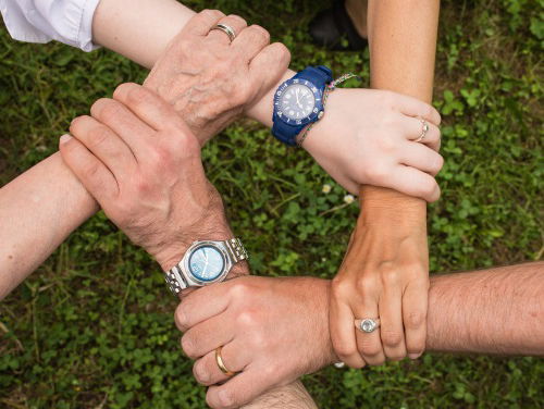 Jona in gesprek met zijn vader over verschillen in generatie