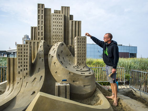 Zandkunstenaars strijden tegen elkaar op EK Zandsculpturen