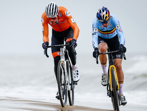 Mathieu van der Poel voor vierde keer wereldkampioen veldrijden