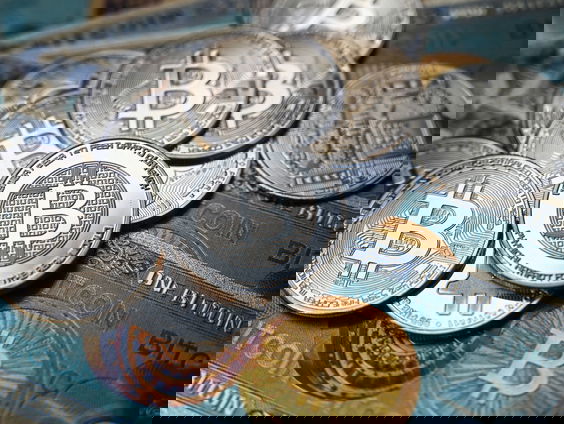 Veel jongeren beleggen in crypto-valuta, Nibud waarschuwt voor risico's