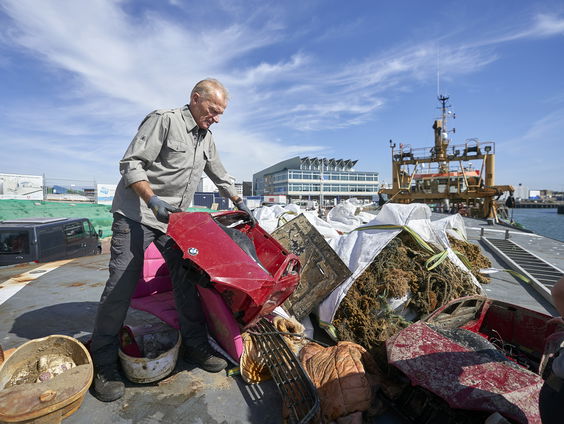 Duikers duiken verloren lading van de MSC Zoe op