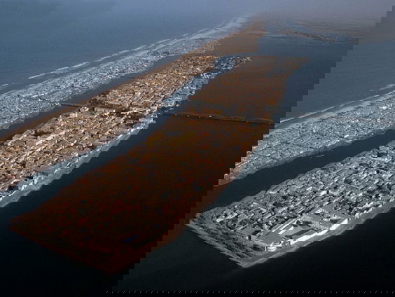 Correspondent Joost Bastmeijer over verdwijnende zeesteden in Afrika