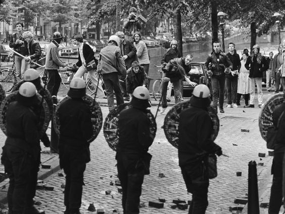 Uur 1: polderende politie, afstandsmoeders, OVT 31-01-2021