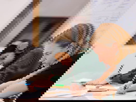 Hoge coronacijfers: gaan de scholen dicht?