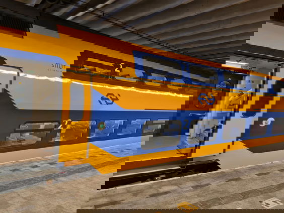 Wat doet de 2 minuten stilte met de dienstregeling van de NS?