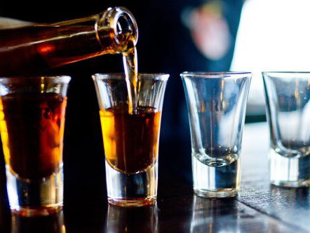 Een alcoholenkelband gaat te ver om alcoholmisbruik tegen te gaan