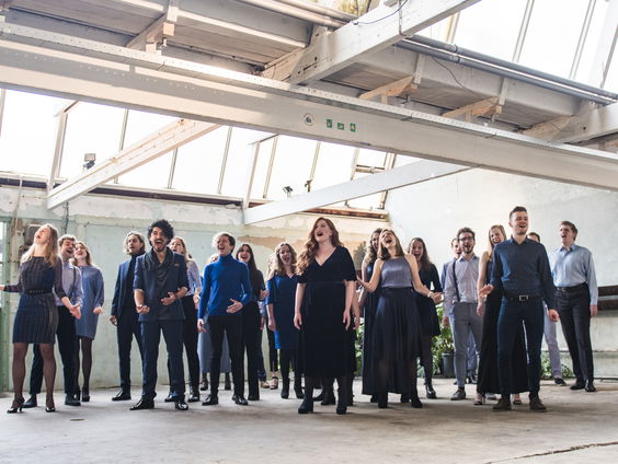 Groove, wringende akkoorden en je eigen stem gebruiken: licht vocale muziek in een notendop