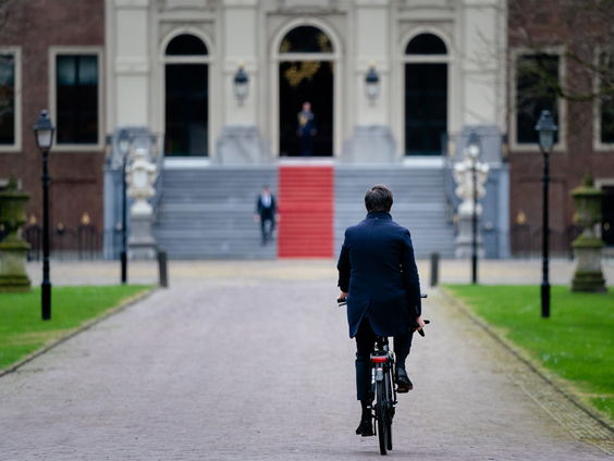 Verschuilt Rutte zich terecht achter 'het systeem'?