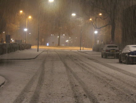 Sneeuw hindert verkeer 's ochtends, vooral in het oosten