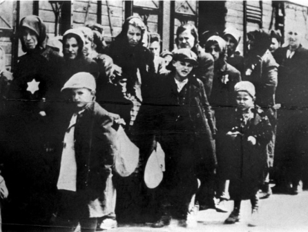 Louise en Henk Schiffmacher brengen eerbetoon aan weggevoerde mensen van Joodse afkomst in de Tweede Wereldoorlog