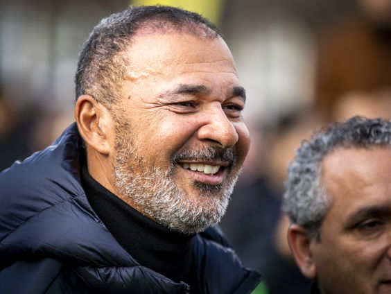 Voetballers PSG en Basaksehir van het veld na racistische opmerking: 'Je moet voor elkaar opkomen'