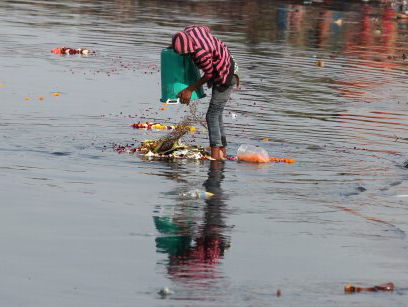 Nederlander helpt Indiërs met afval scheiden