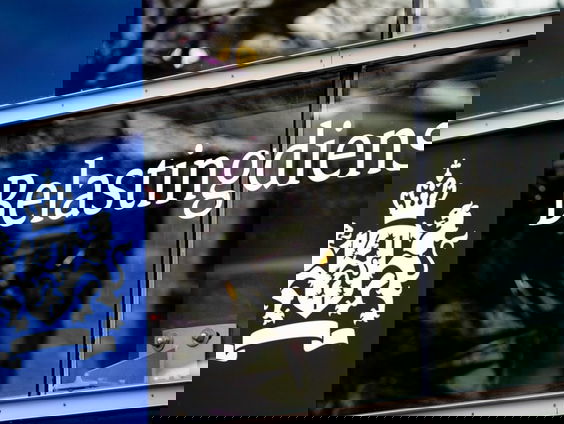 Medewerkers van de belastingdienst moeten vervolgd worden voor de toeslagenaffaire.