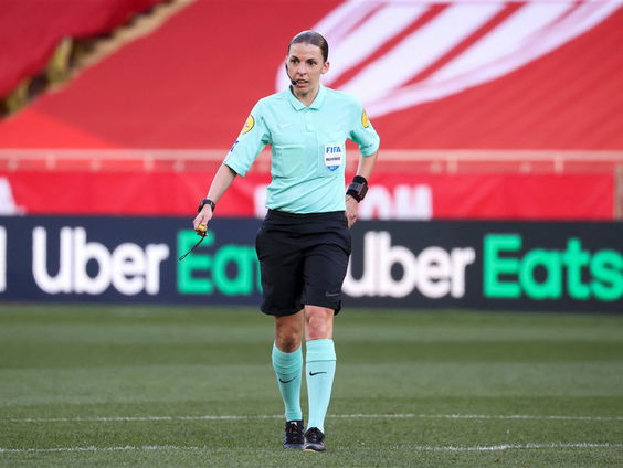 Diepe buiging voor vrouwelijke scheidsrechters: ‘Je moet een olifantshuid hebben’