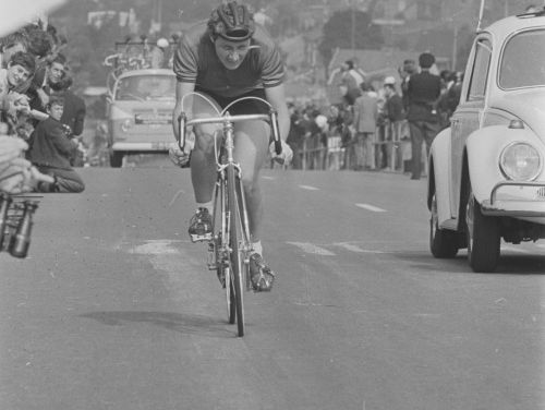 Een hele snelle huisvrouw op de fiets