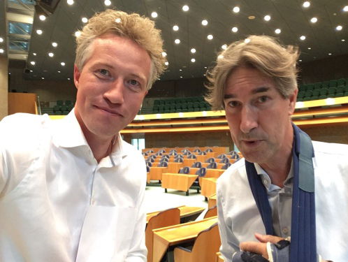 Menno de Bruyne leidt Martijn Grimmius rond in de Tweede Kamer UUR 2