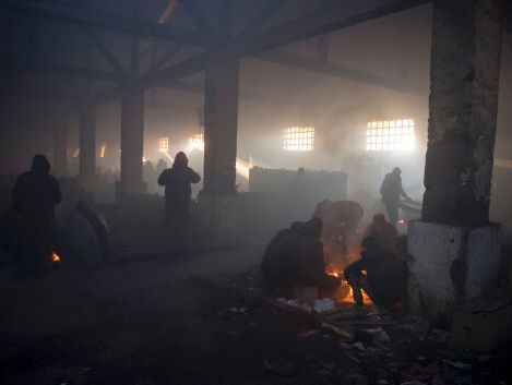 Vluchtelingen proberen te overleven in Servische barakken