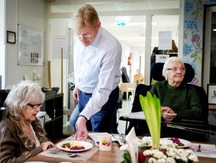 Maakt politiek ouderenzorg nodeloos ingewikkeld?