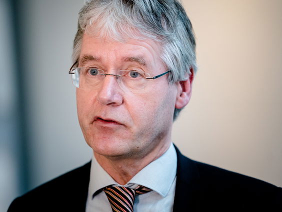 Minister Slob: Veel meer scholieren blijven dit jaar zitten