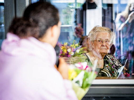 Stand.nl: Zolang corona rondwaart, moeten ouderen worden afgeschermd