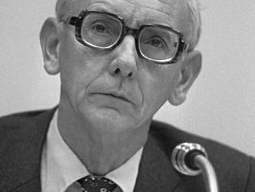 Een standbeeld voor Max van der Stoel in Praag