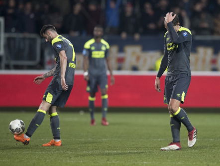 PSV lijdt historische nederlaag in Tilburg