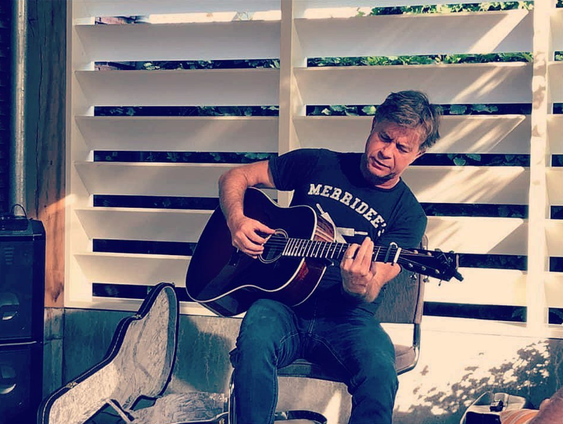 J.W. Roy blikt terug op z'n leven en zingt live