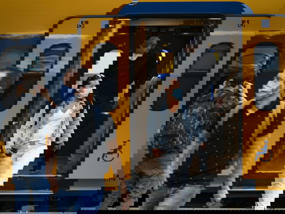 Aantal NS-reizigers gehalveerd