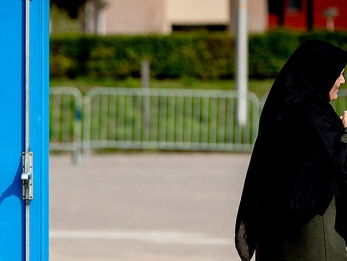 Hoofddoekjes bij politie 'weer een stap in meebewegen met salafisme'