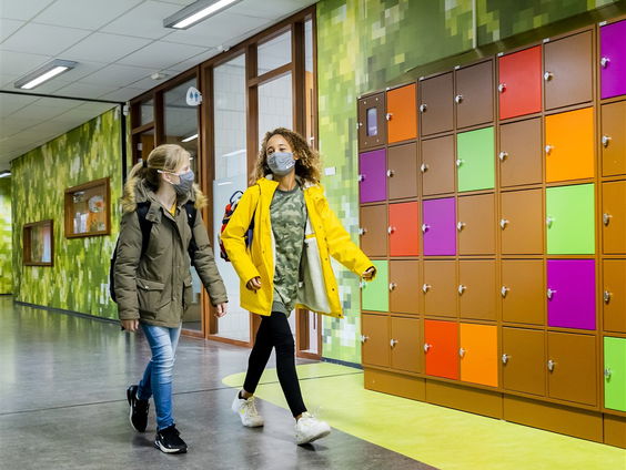 Stand.nl: De corona-aanpak op middelbare scholen moet strenger