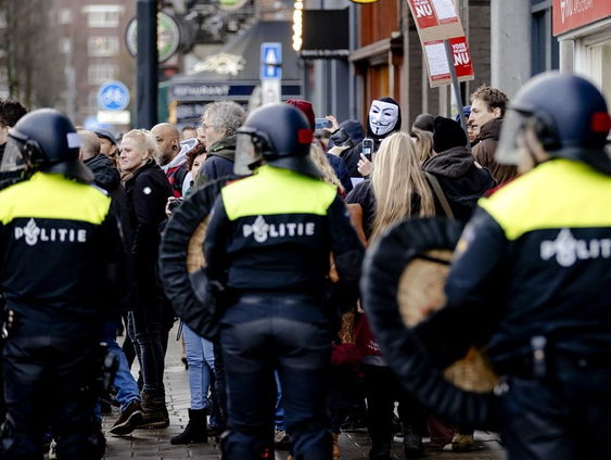 Stand.nl: Online intimidatie van agenten moet strafbaar worden