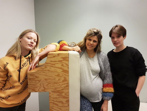 Minderjarige modellen uit de kleren bij dubieuze fotograaf