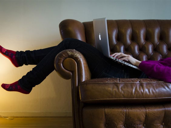 Hoe houd je je relatie spannend tijdens de coronacrisis?