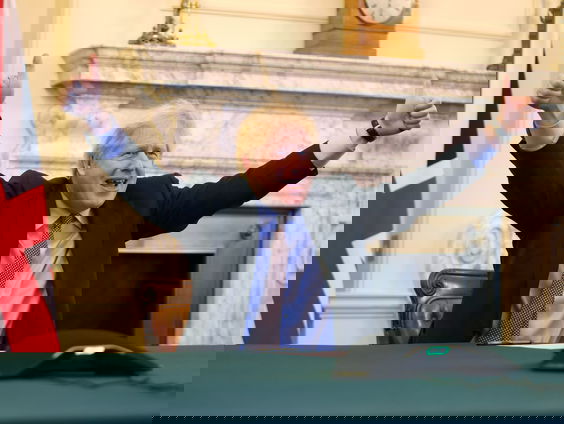 Britten en EU bereiken 'eindelijk' handelsakkoord, no-deal-brexit afgewend