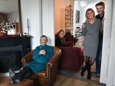 Volkskrant-verslaggever Robert Giebels nam zijn bijna blinde moeder in huis
