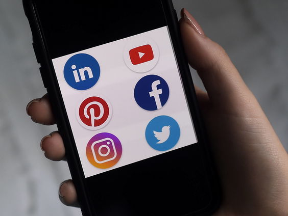 Hoe krijgt de overheid grip op sociale media?