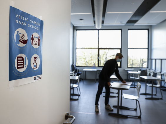 Scholieren schrijven brandbrief aan minister: 'Pas examens aan'