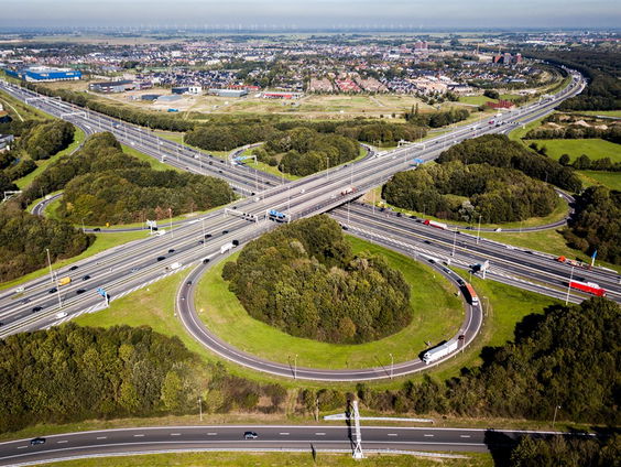 Stand.nl: Een nieuw kabinet moet miljarden steken in weg en ov van de toekomst