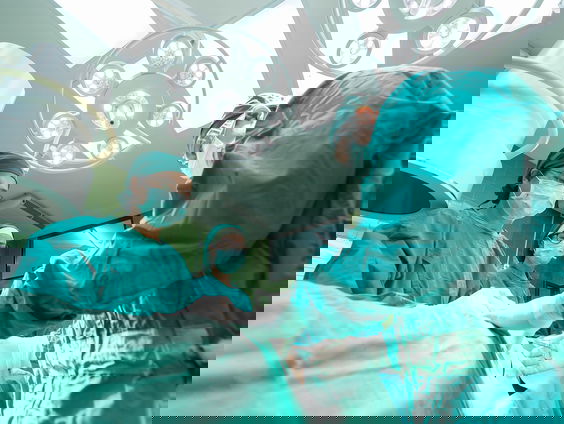 Helft jonge artsen denkt aan stoppen door hoge werkdruk